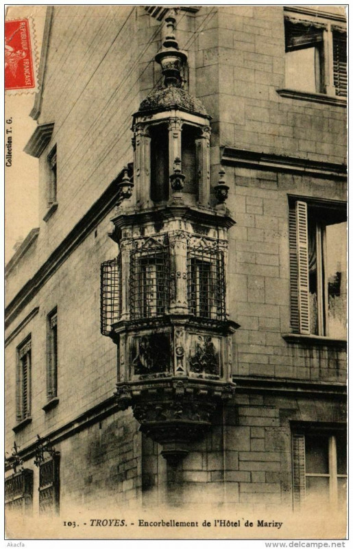 Carte postale ancienne Troyes Encorbellement de l'Hotel de Marizy à Troyes