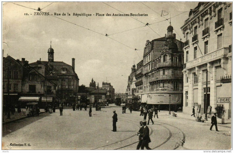 Carte postale ancienne Troyes Rue de la Republique Place des Anciennes-Bouch à Troyes