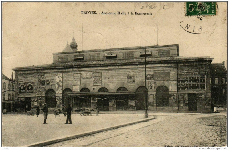 Carte postale ancienne Troyes Ancienne Halle a la Bonneterie à Troyes