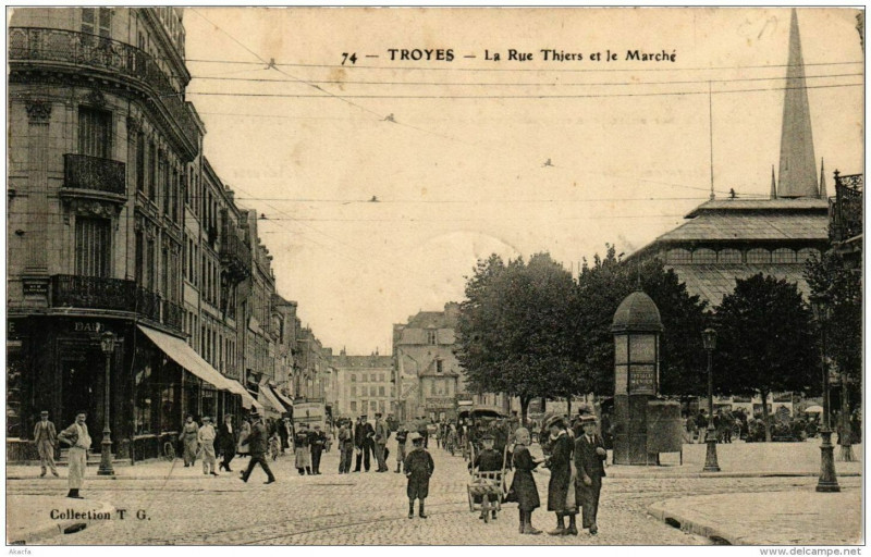 Carte postale ancienne Troyes La Rue Thiers et le Marché à Troyes