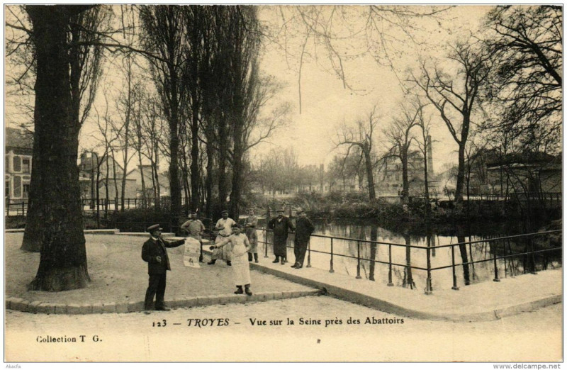 Carte postale ancienne Troyes Vue sur la Seine pres des Abattoirs à Troyes
