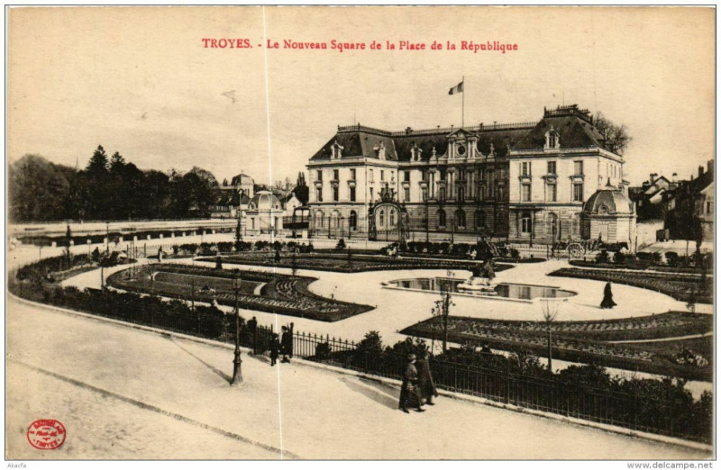 Carte postale ancienne Troyes Le Nouveau Square de la Place de la Rep à Troyes