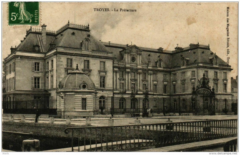 Carte postale ancienne Troyes La Préfecture à Troyes