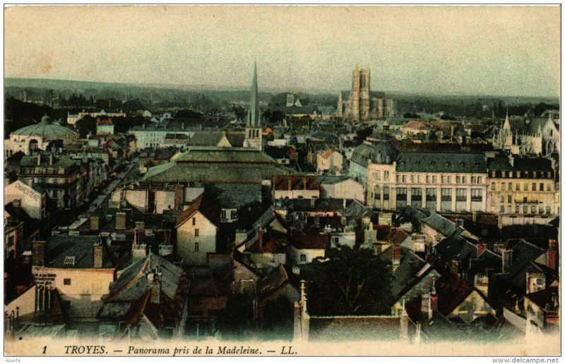 Carte postale ancienne Troyes Panorama pris de la Madeleine à Troyes
