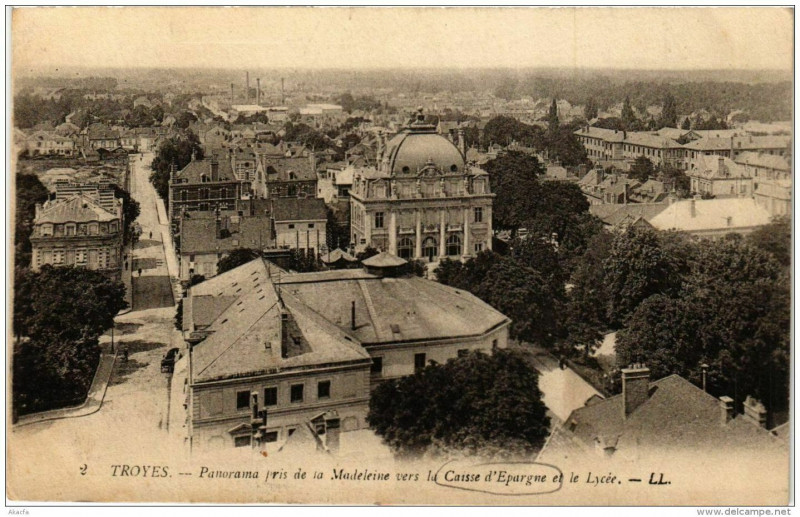 Carte postale ancienne Troyes Panorama pris de la Madeleine vers la Caisse d'Epargne à Troyes