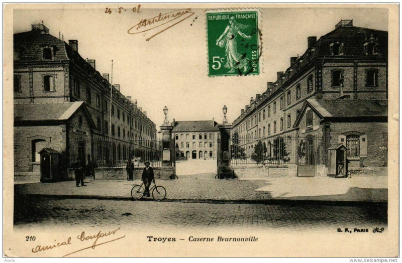 Carte postale ancienne Troyes Caserne Beurnonville à Troyes