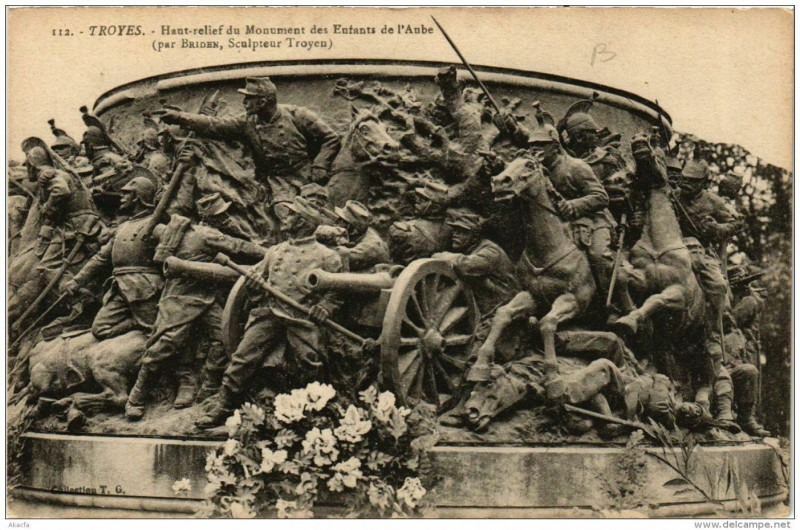 Carte postale ancienne Troyes Haut-relief du Monument des Enfants de l'Aube à Troyes