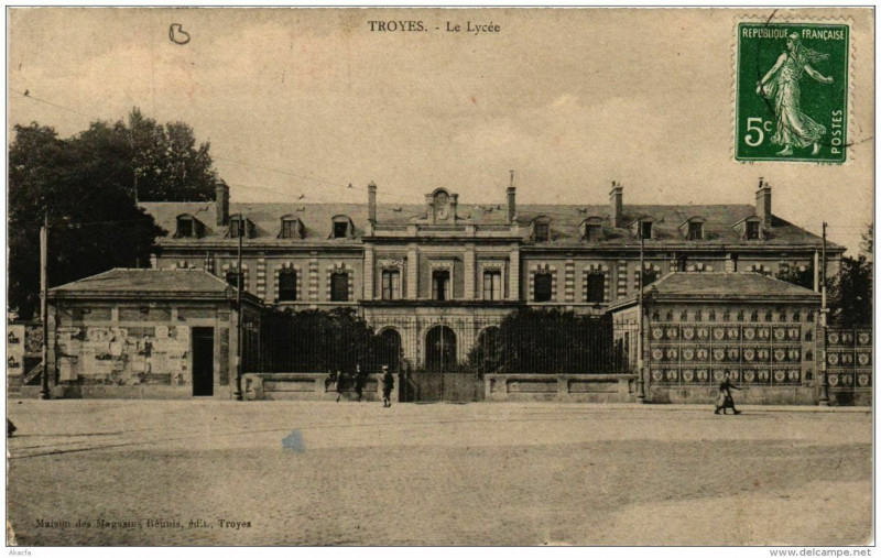 Carte postale ancienne Troyes Le Lycée à Troyes