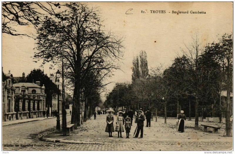 Carte postale ancienne Troyes Boulevard Gambetta à Troyes