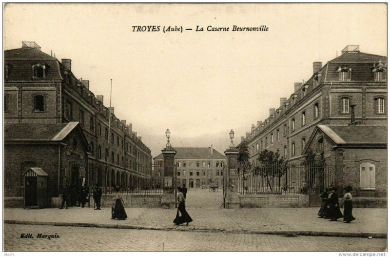 Carte postale ancienne Troyes La Caserne Beurnonville à Troyes