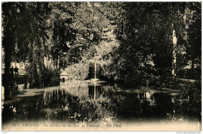 Carte postale ancienne Troyes Le Jardin du Rocher la Cascade à Troyes