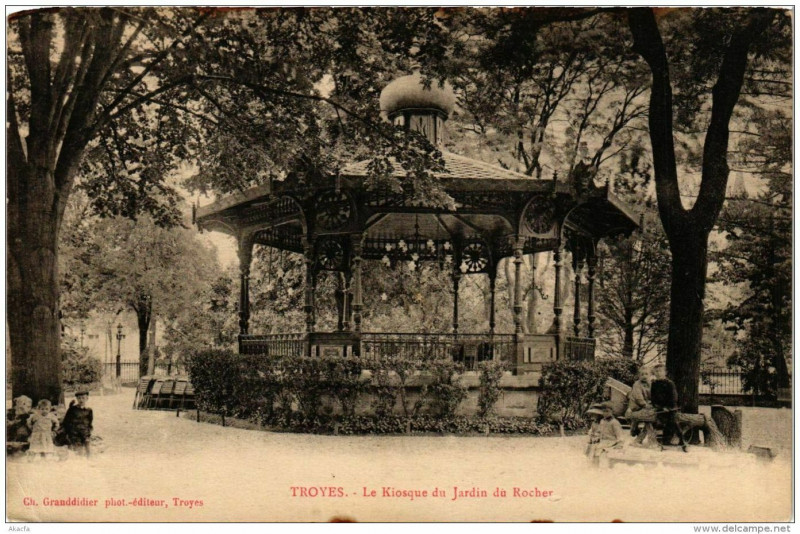 Carte postale ancienne Troyes Le Kiosque du Jardin du Rocher à Troyes