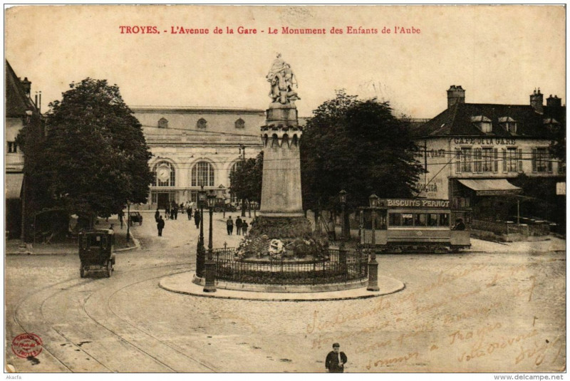 Carte postale ancienne Troyes L'Avenue de la Gare Le Monument des Enfants de l'Aube à Troyes
