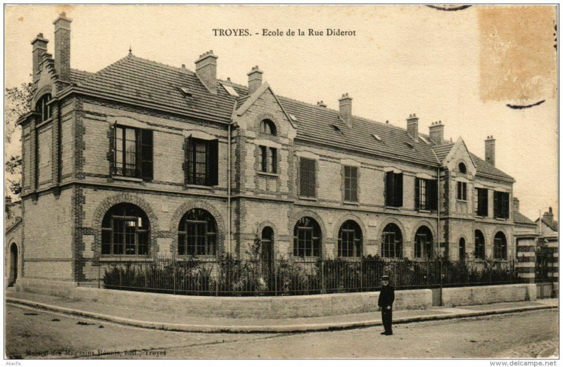 Carte postale ancienne Troyes Ecole de la Rue Diderot à Troyes