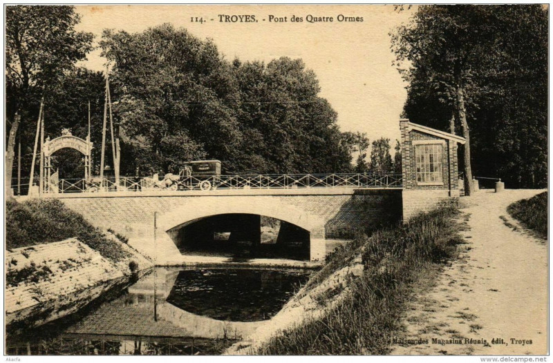 Carte postale ancienne Troyes Pont des Quatre Ormes à Troyes