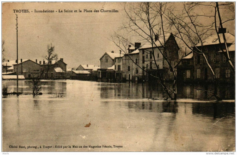 Carte postale ancienne Troyes Inondations La Seine et la Place des Charmilles à Troyes