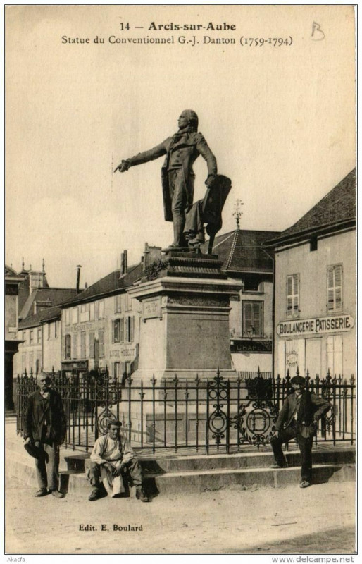 Carte postale ancienne Arcis-sur-Aube Statue du Conventionnel G J. Danton à Arcis-sur-Aube