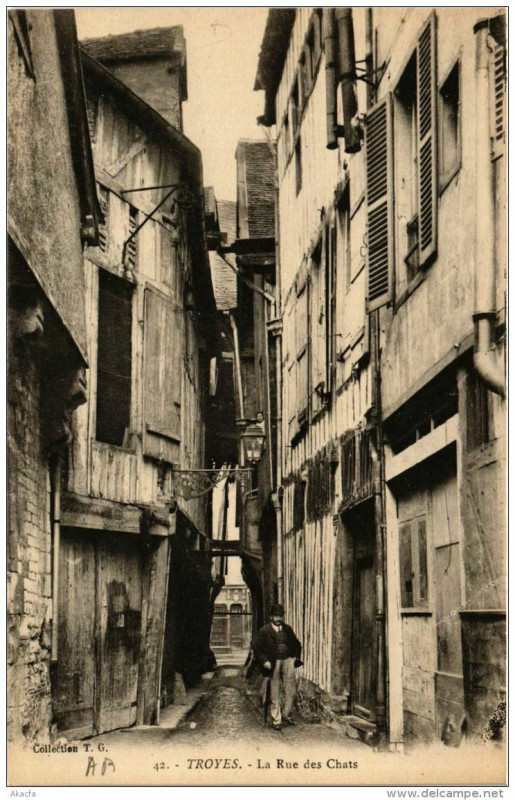 Carte postale ancienne Troyes La Rue des Chats à Troyes