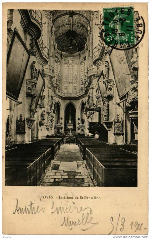 Carte postale ancienne Troyes Intérieur de Saint-Pantaleon à Troyes