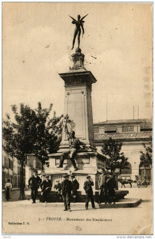 Carte postale ancienne Troyes Monument des Bienfaiteurs à Troyes