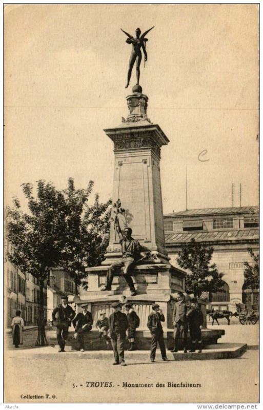 Carte postale ancienne Troyes Monument des Bienfaiteurs à Troyes