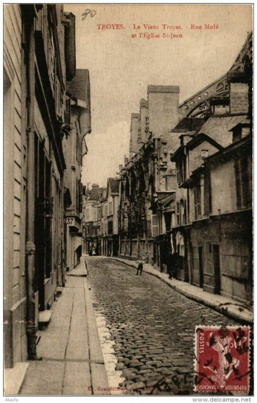 Carte postale ancienne Troyes Le Vieux Troyes Rue Molé et l'Eglise Saint-Jean à Troyes