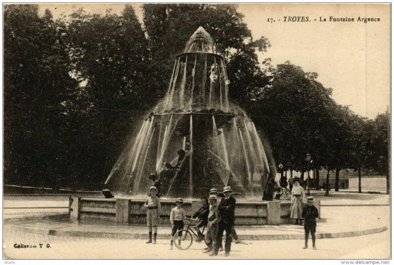 Carte postale ancienne Troyes La Fontaine Argence à Troyes