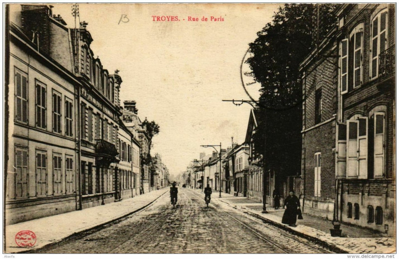 Carte postale ancienne Troyes Rue de Paris à Troyes