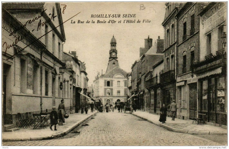 Carte postale ancienne Romilly-sur-Seine La Rue de la Boule d'Or et l'Hotel de Ville à Romilly-sur-Seine