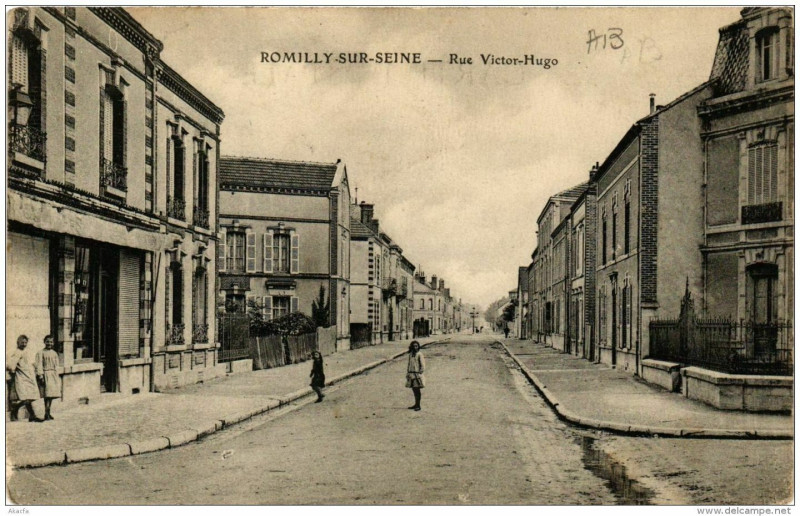 Carte postale ancienne Romilly-sur-Seine Rue Victor-Hugo à Romilly-sur-Seine
