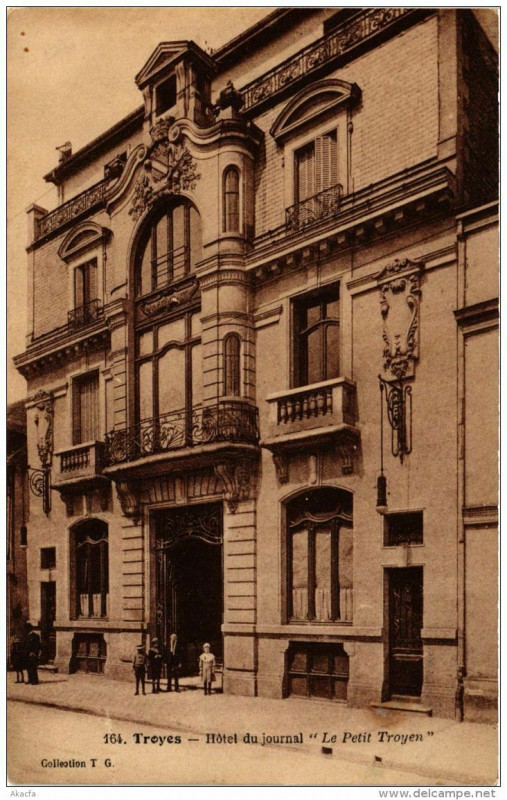 Carte postale ancienne Troyes Hotel du journal Le Petit Troyen à Troyes
