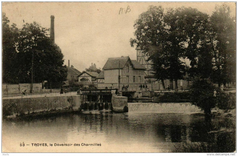 Carte postale ancienne Troyes Le Deversoir des Charmilles à Troyes