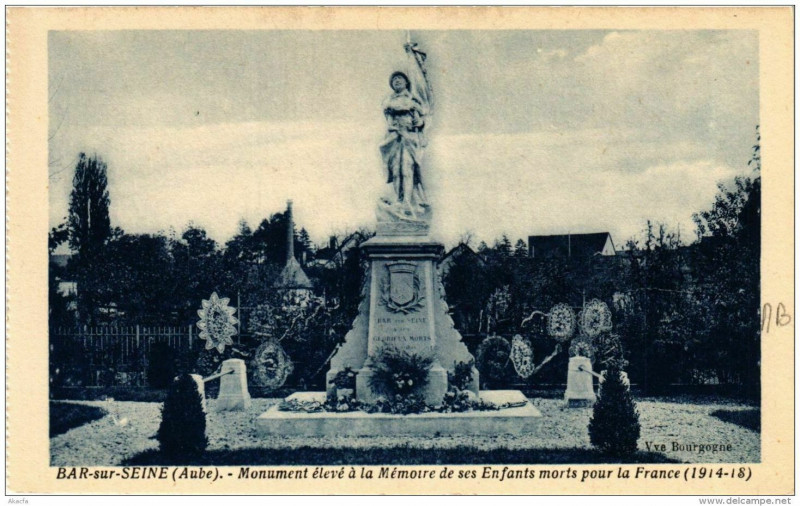Carte postale ancienne Bar-sur-Seine Monument éleve a la Mémoire de ses Enfants à Bar-sur-Seine