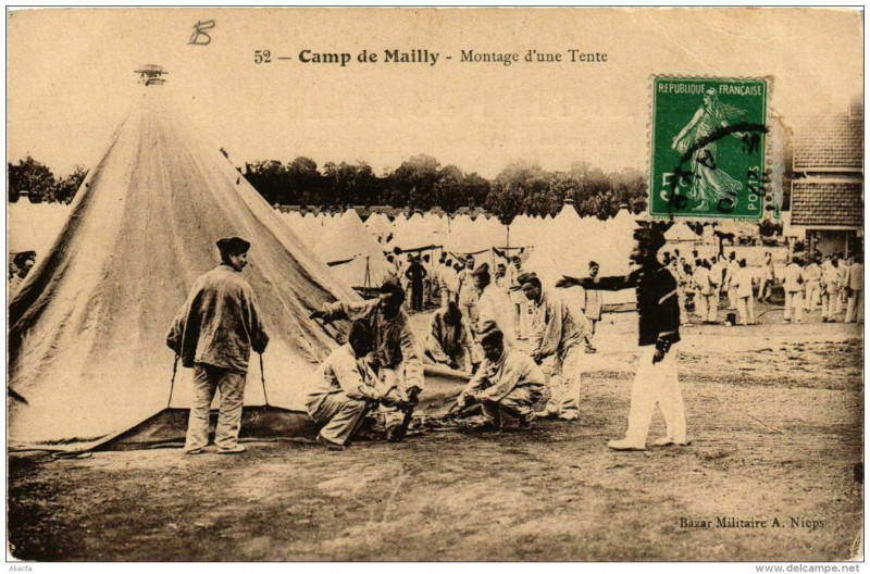 Carte postale ancienne Camp de Mailly Montage d'une Tente