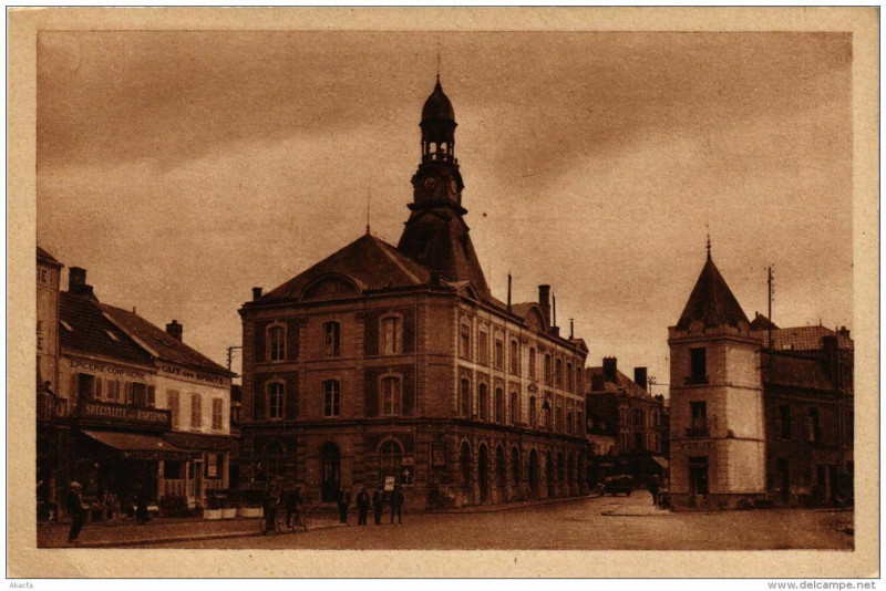 Carte postale ancienne Romilly-sur-Seine Place de l'Union et Hotel de Ville à Romilly-sur-Seine