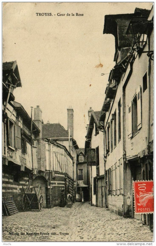 Carte postale ancienne Troyes Cour de la Rose à Troyes