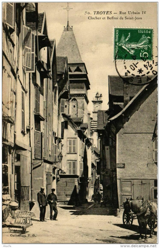 Carte postale ancienne Troyes Rue Urbain Iv Clocher et Beffroi de Saint-Jean à Troyes