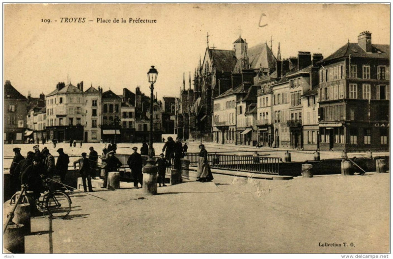 Carte postale ancienne Troyes Place de la Préfecture à Troyes