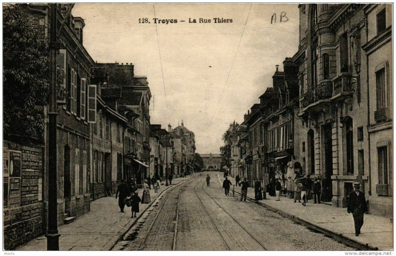 Carte postale ancienne Troyes La Rue Thiers à Troyes
