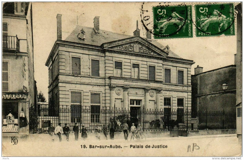 Carte postale ancienne Bar-sur-Aube Palais de Justice à Bar-sur-Aube