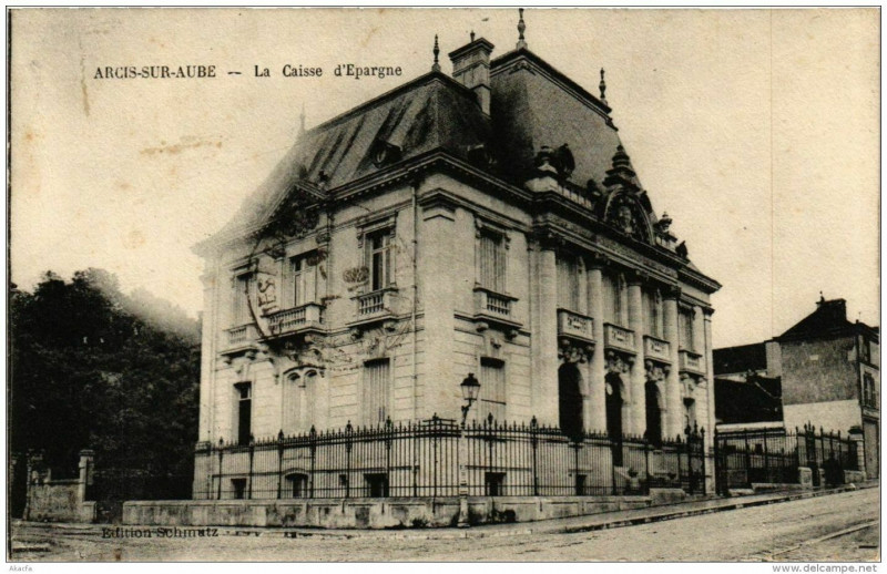 Carte postale ancienne Arcis-sur-Aube La Caisse d'Epargne à Arcis-sur-Aube