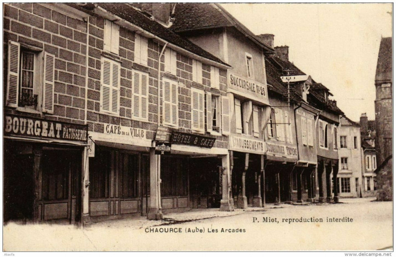 Carte postale ancienne Chaource Les Arcades à Chaource