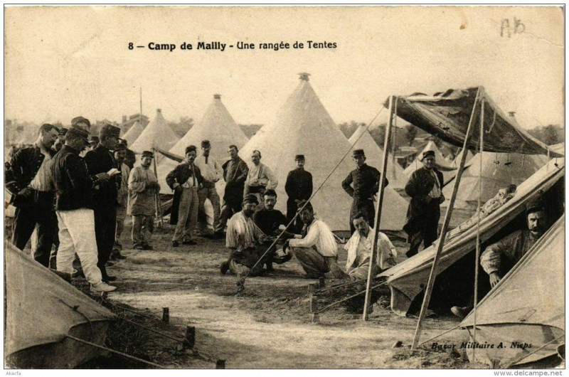 Carte postale ancienne Camp de Mailly Une rangée de Tentes