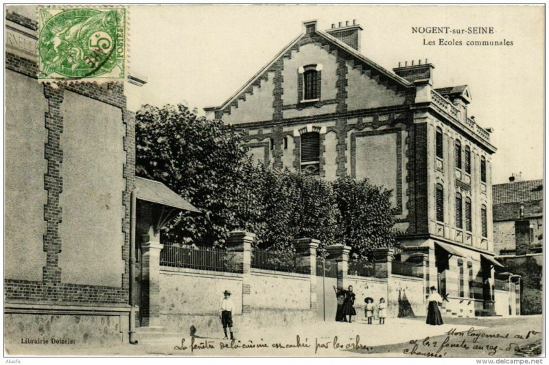 Carte postale ancienne Nogent-sur-Seine Les Ecoles communales à Nogent-sur-Seine
