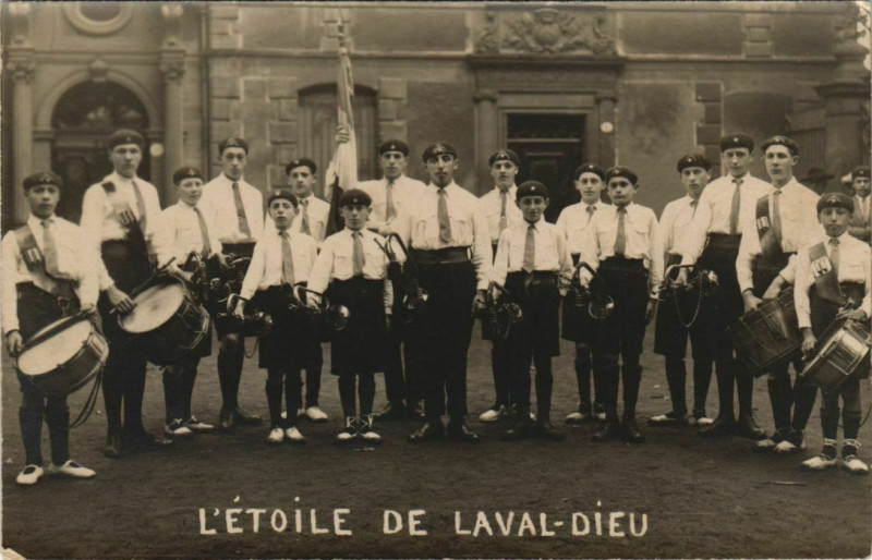 Carte postale ancienne Carte photo Laval-Dieu Etoile fanfare, music, boys