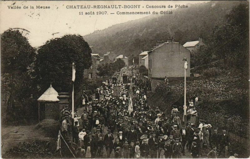 Carte postale ancienne Chateau-Regnault-Bogny Concours de Peche commencement du défilé