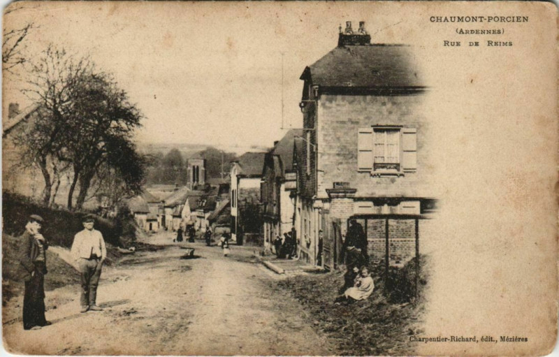 Carte postale ancienne Chaumont-Porcien - Rue de Reims à Chaumont-Porcien