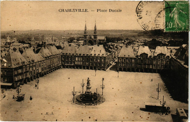 Carte postale ancienne Charleville - Place Ducale