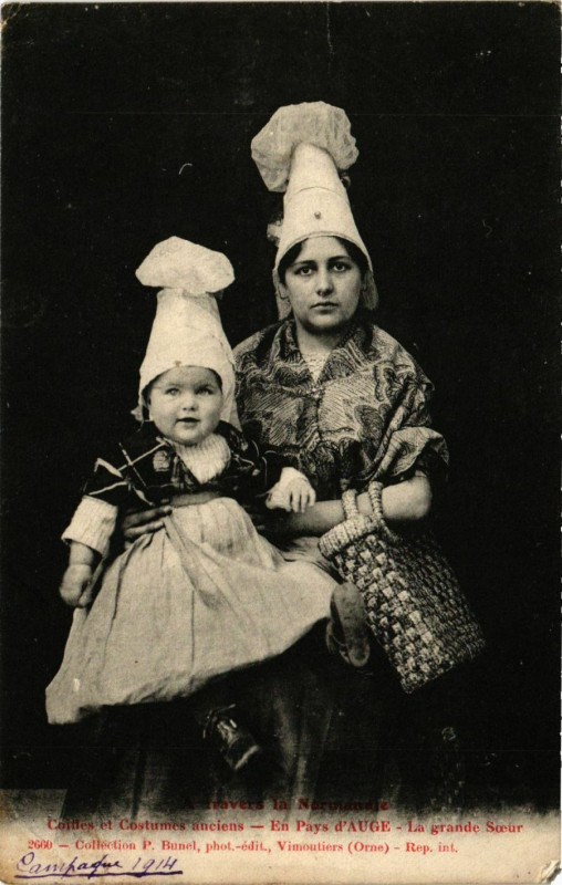 Carte postale ancienne Coifles et Costumes anciens - En Pays d'Auge - La Grande Scoeur à Auge