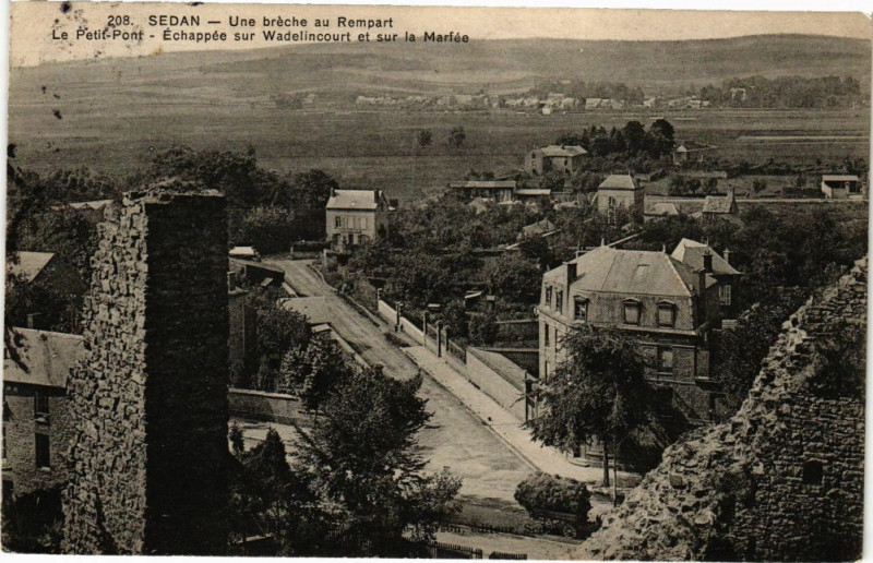 Carte postale ancienne Sedan - Une bréche au Rempart à Sedan
